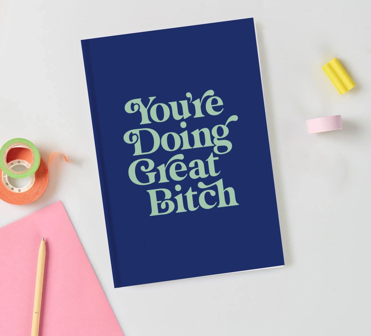 You're Doing Great Bitch Typografie Design en vert et bleu carnet de notes de THE MOTIVATED TYPE