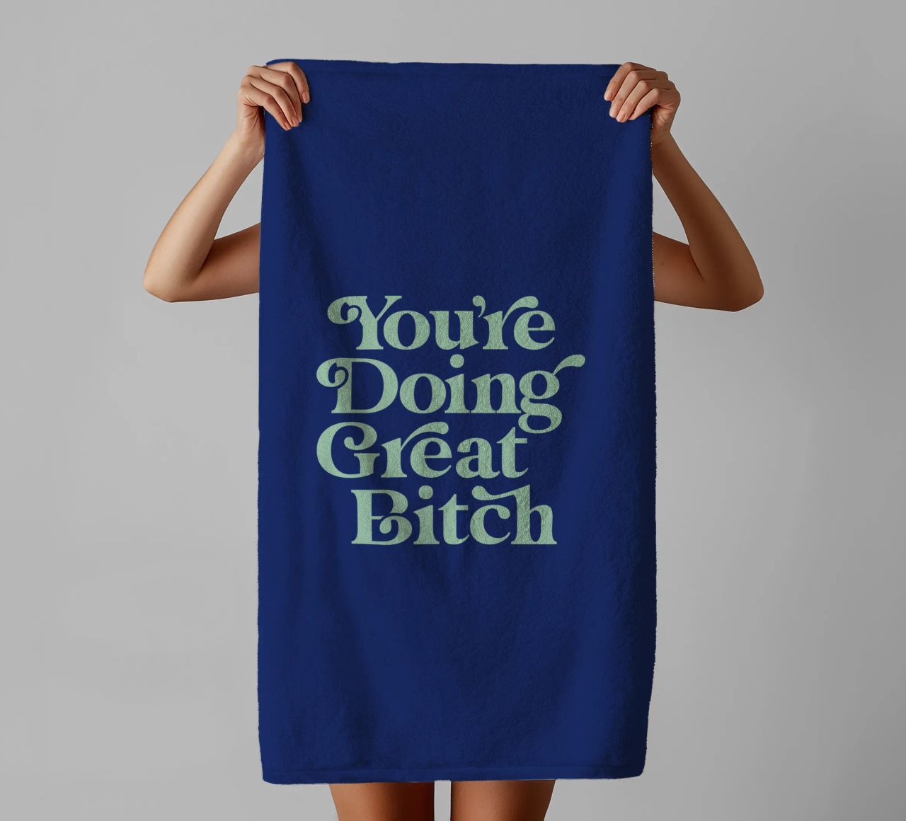 You're Doing Great Bitch Typografie Design en vert et bleu serviette de bain de THE MOTIVATED TYPE