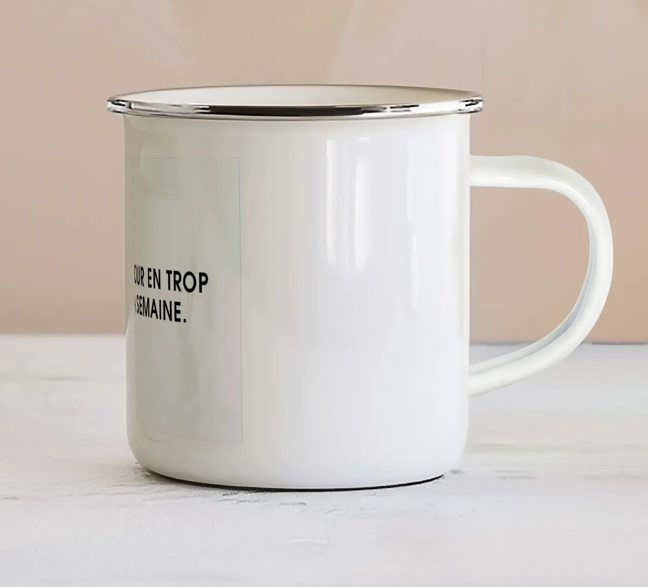 Il y a un jour en trop dans la semaine - White tazza in smalto da Intertitres