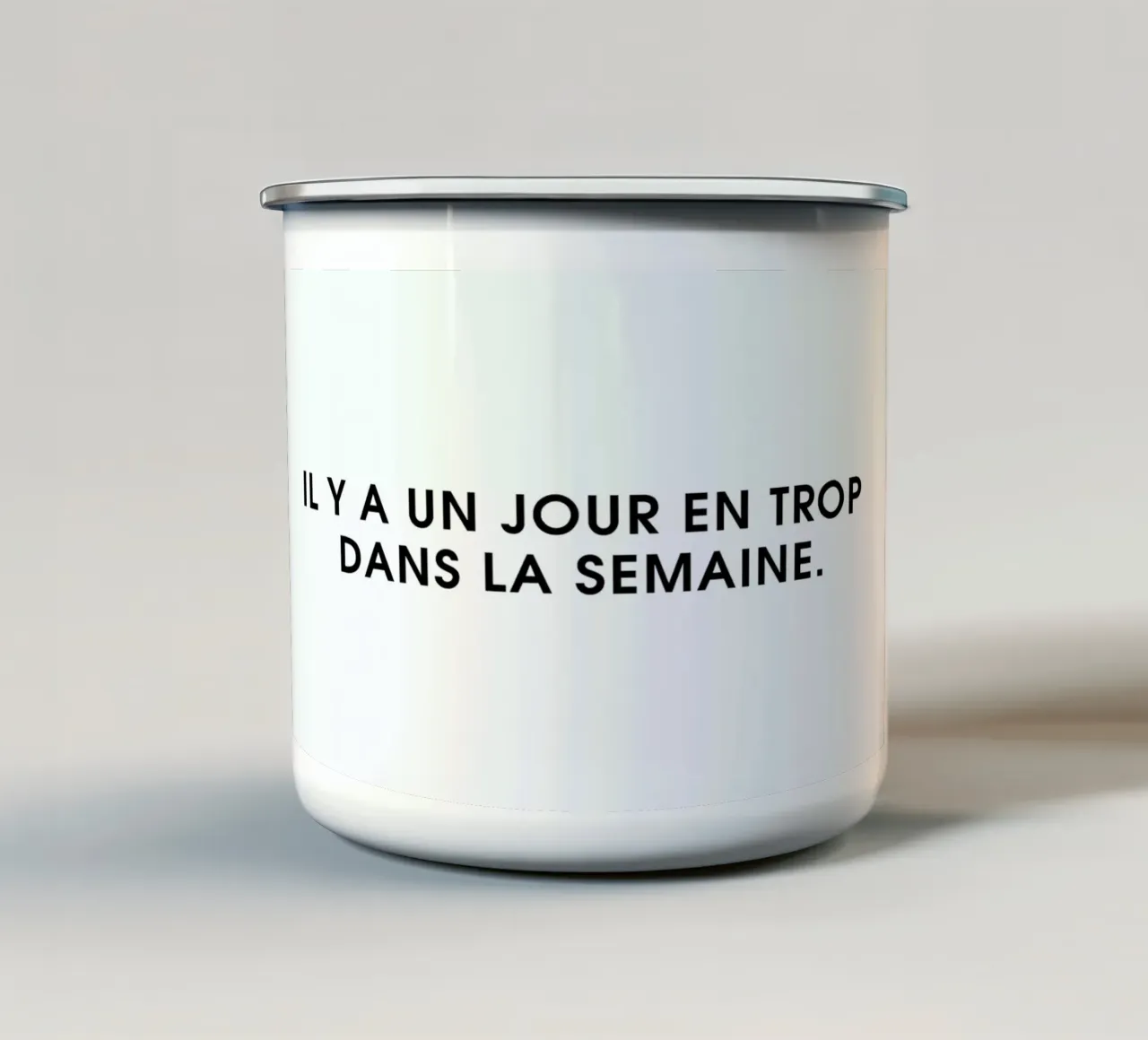 Il y a un jour en trop dans la semaine - White tazza in smalto da Intertitres