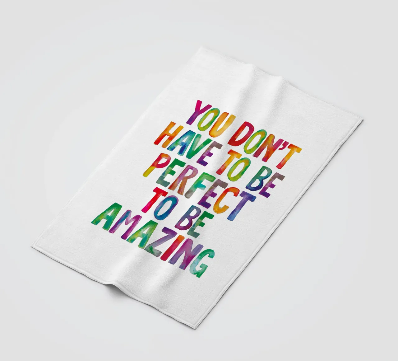 Man muss nicht perfekt sein, um erstaunlich zu sein Regenbogen Design Fleecedecke von THE MOTIVATED TYPE