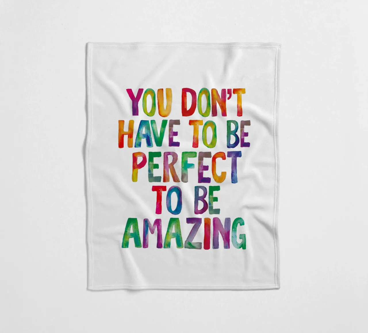 Man muss nicht perfekt sein, um erstaunlich zu sein Regenbogen Design Fleecedecke von THE MOTIVATED TYPE