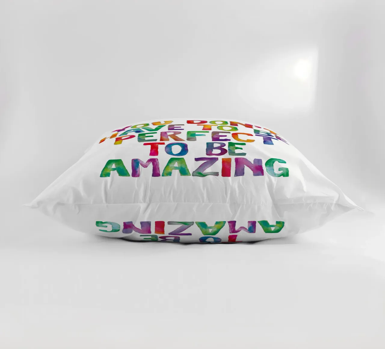 Non è necessario essere perfetti per essere straordinari Regenbogen Design cuscino da THE MOTIVATED TYPE