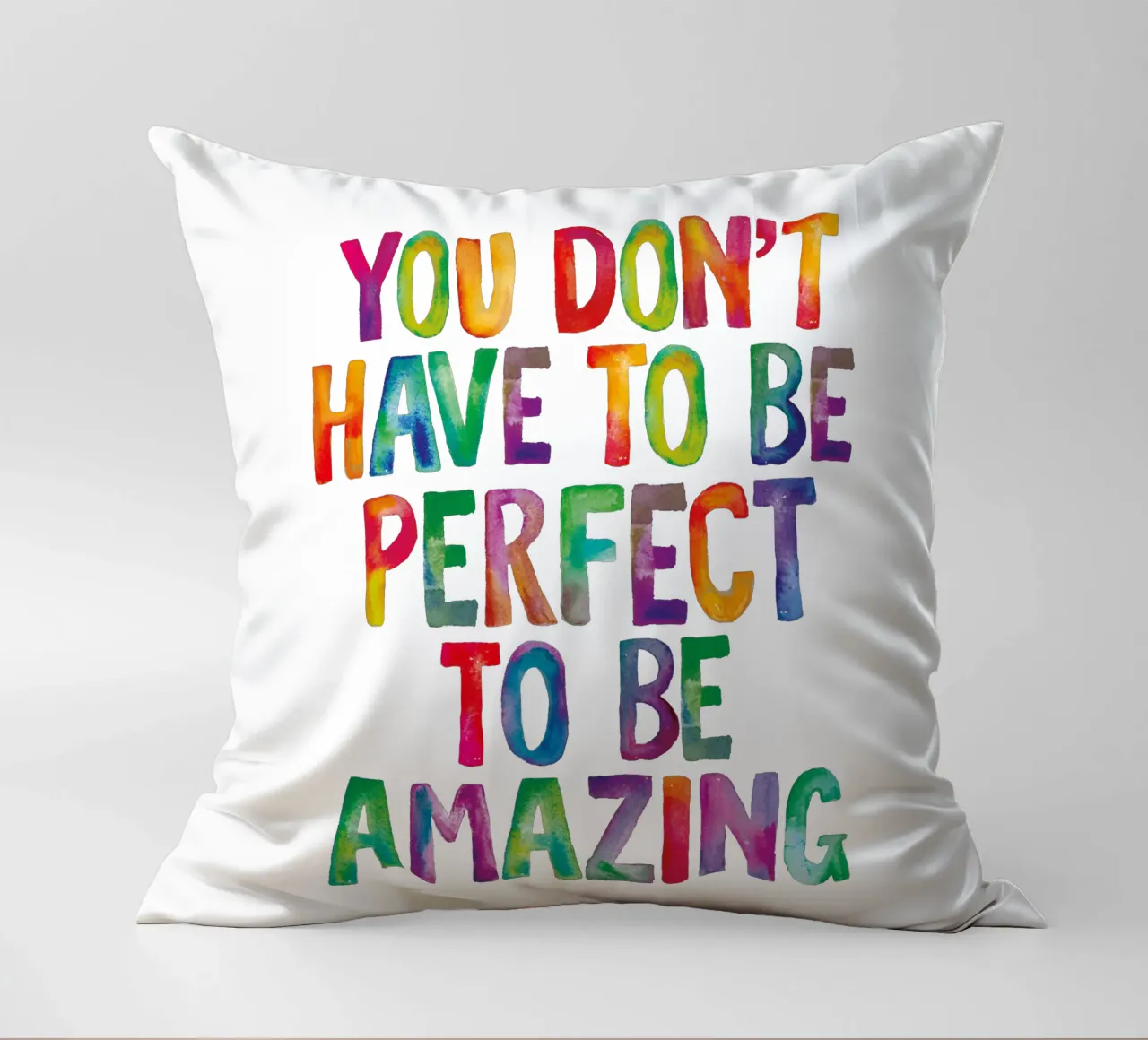 Non è necessario essere perfetti per essere straordinari Regenbogen Design cuscino da THE MOTIVATED TYPE
