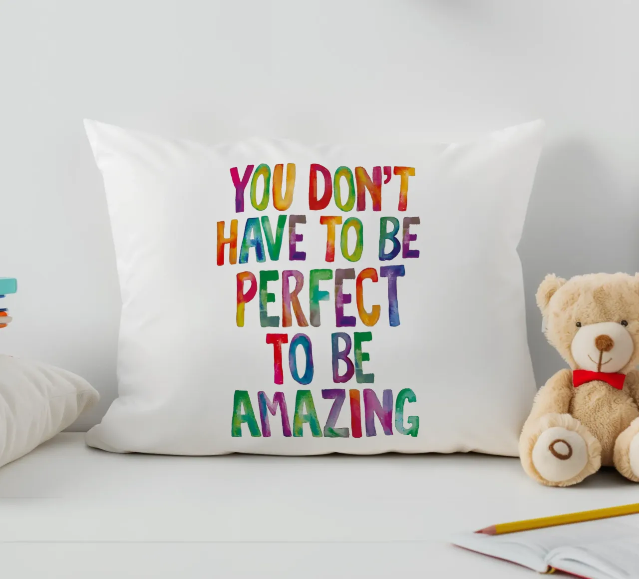 Non è necessario essere perfetti per essere straordinari Regenbogen Design cuscino da THE MOTIVATED TYPE