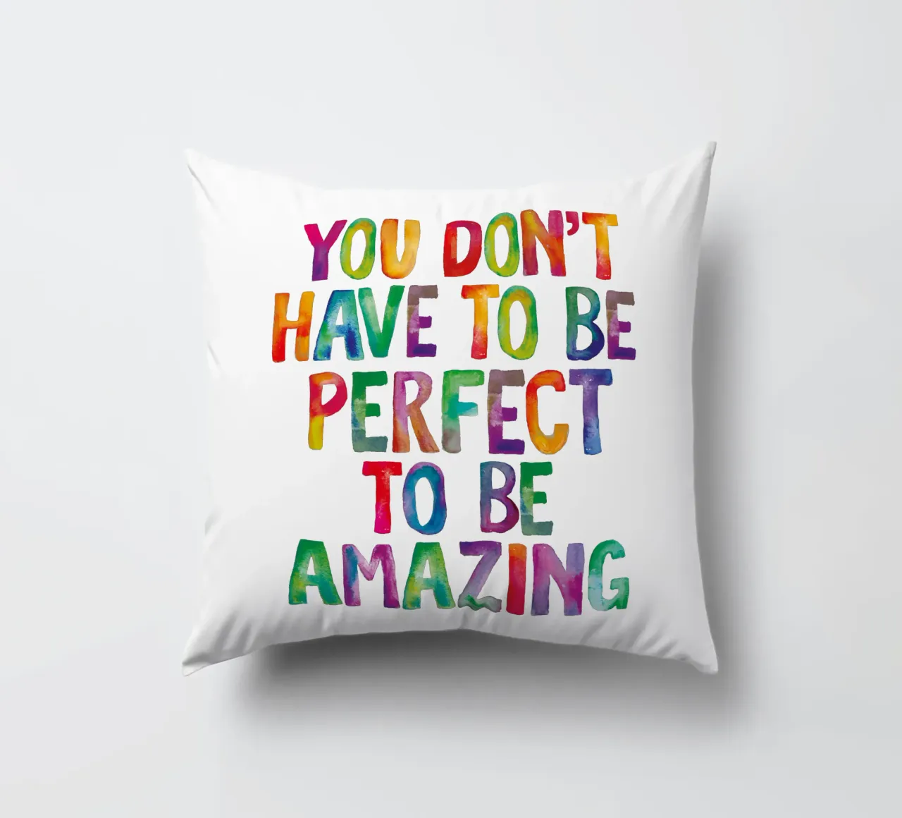 Non è necessario essere perfetti per essere straordinari Regenbogen Design cuscino da THE MOTIVATED TYPE