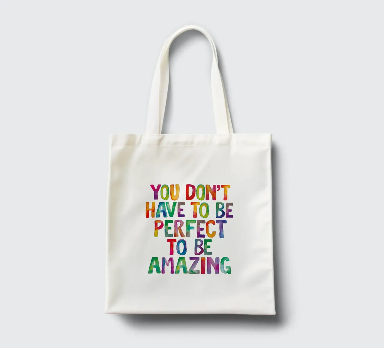 Man muss nicht perfekt sein, um erstaunlich zu sein Regenbogen Design Jutebeutel von THE MOTIVATED TYPE