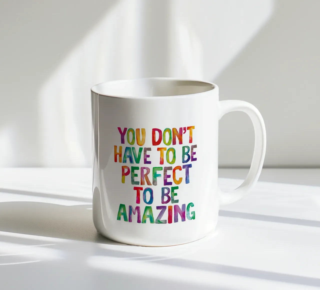Man muss nicht perfekt sein, um erstaunlich zu sein Regenbogen Design Keramik Tasse von THE MOTIVATED TYPE