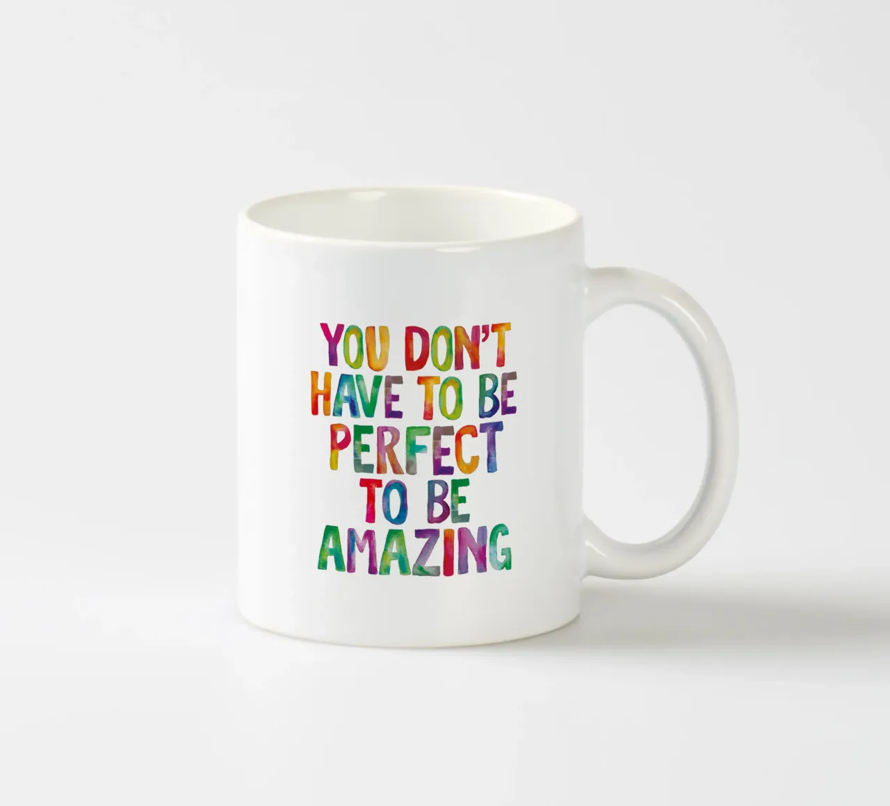 Man muss nicht perfekt sein, um erstaunlich zu sein Regenbogen Design Keramik Tasse von THE MOTIVATED TYPE