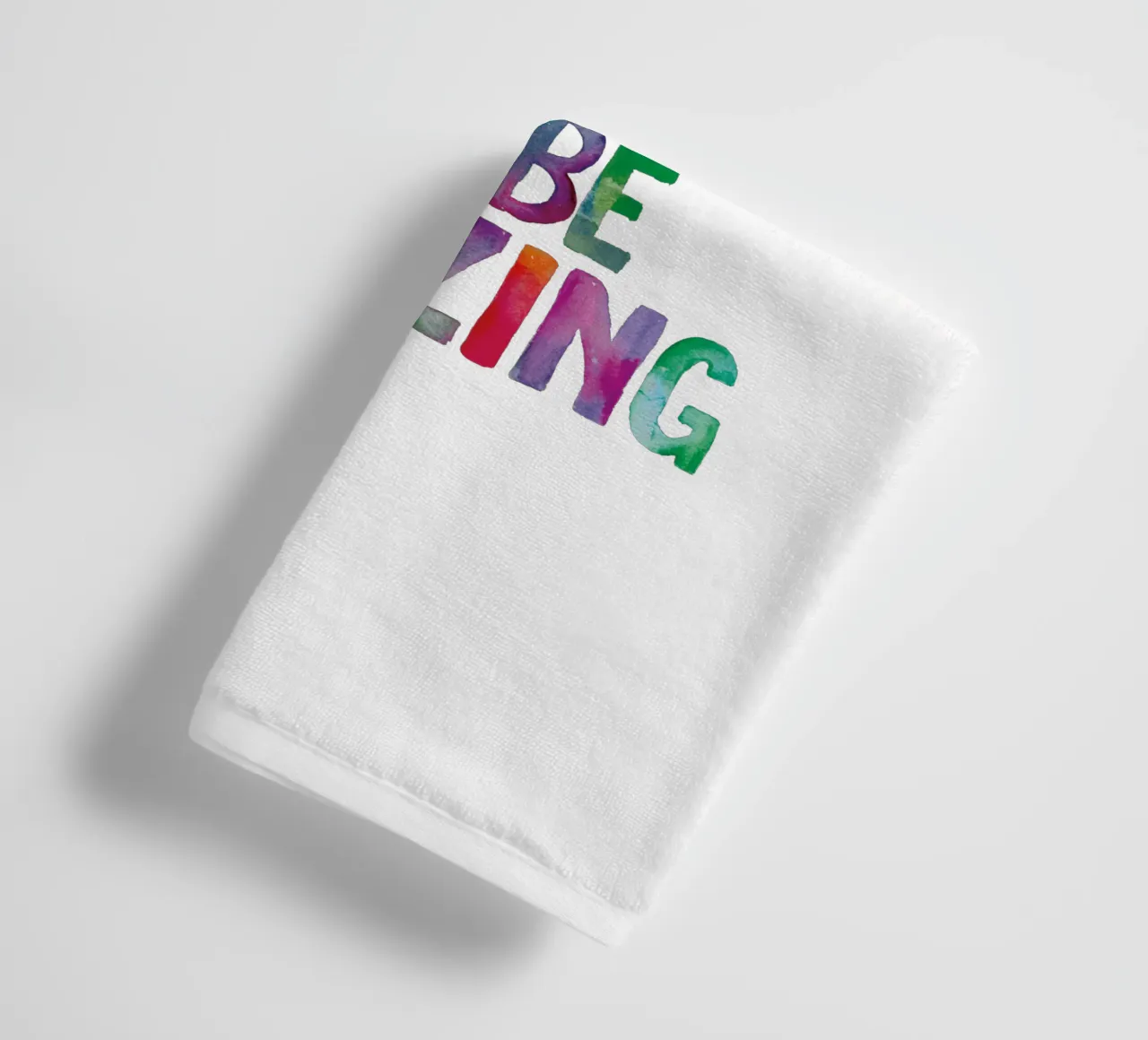 Man muss nicht perfekt sein, um erstaunlich zu sein Regenbogen Design Handtuch von THE MOTIVATED TYPE