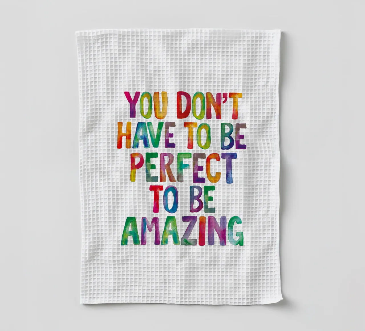 Man muss nicht perfekt sein, um erstaunlich zu sein Regenbogen Design Geschirrtuch von THE MOTIVATED TYPE