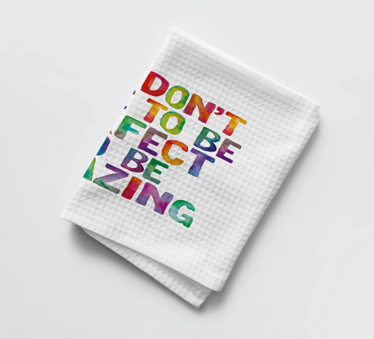 Man muss nicht perfekt sein, um erstaunlich zu sein Regenbogen Design Geschirrtuch von THE MOTIVATED TYPE