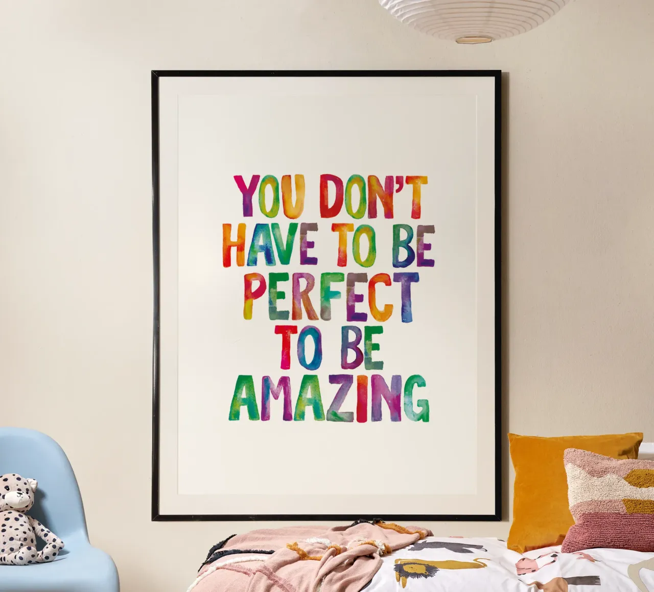 Man muss nicht perfekt sein, um erstaunlich zu sein Regenbogen Design Poster mit Kunststoffrahmen von THE MOTIVATED TYPE
