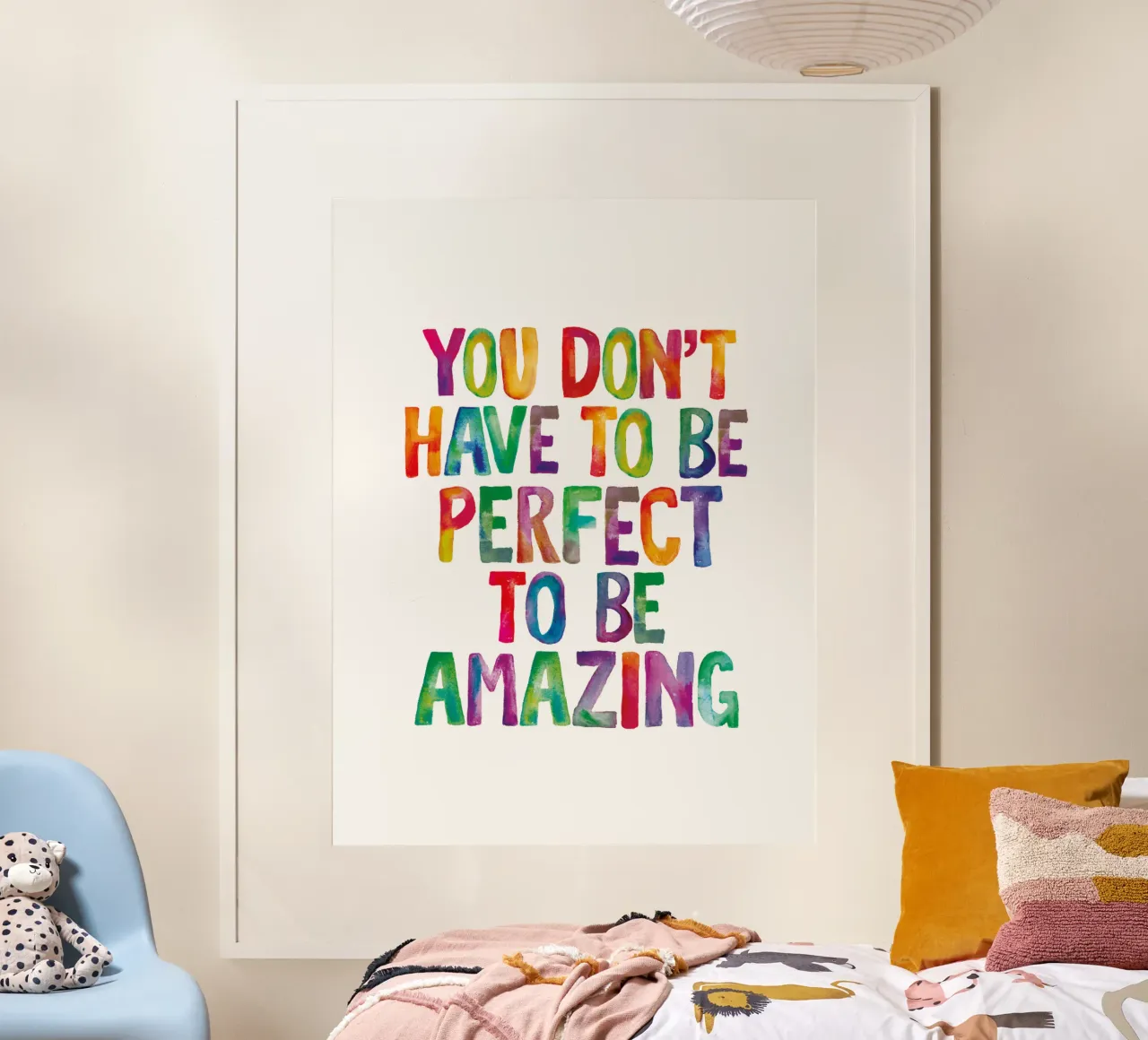 Man muss nicht perfekt sein, um erstaunlich zu sein Regenbogen Design Poster mit Kunststoffrahmen von THE MOTIVATED TYPE