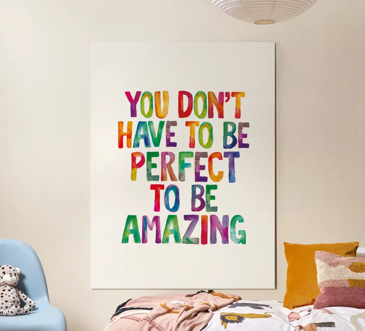 Man muss nicht perfekt sein, um erstaunlich zu sein Regenbogen Design Poster mit Kunststoffrahmen von THE MOTIVATED TYPE