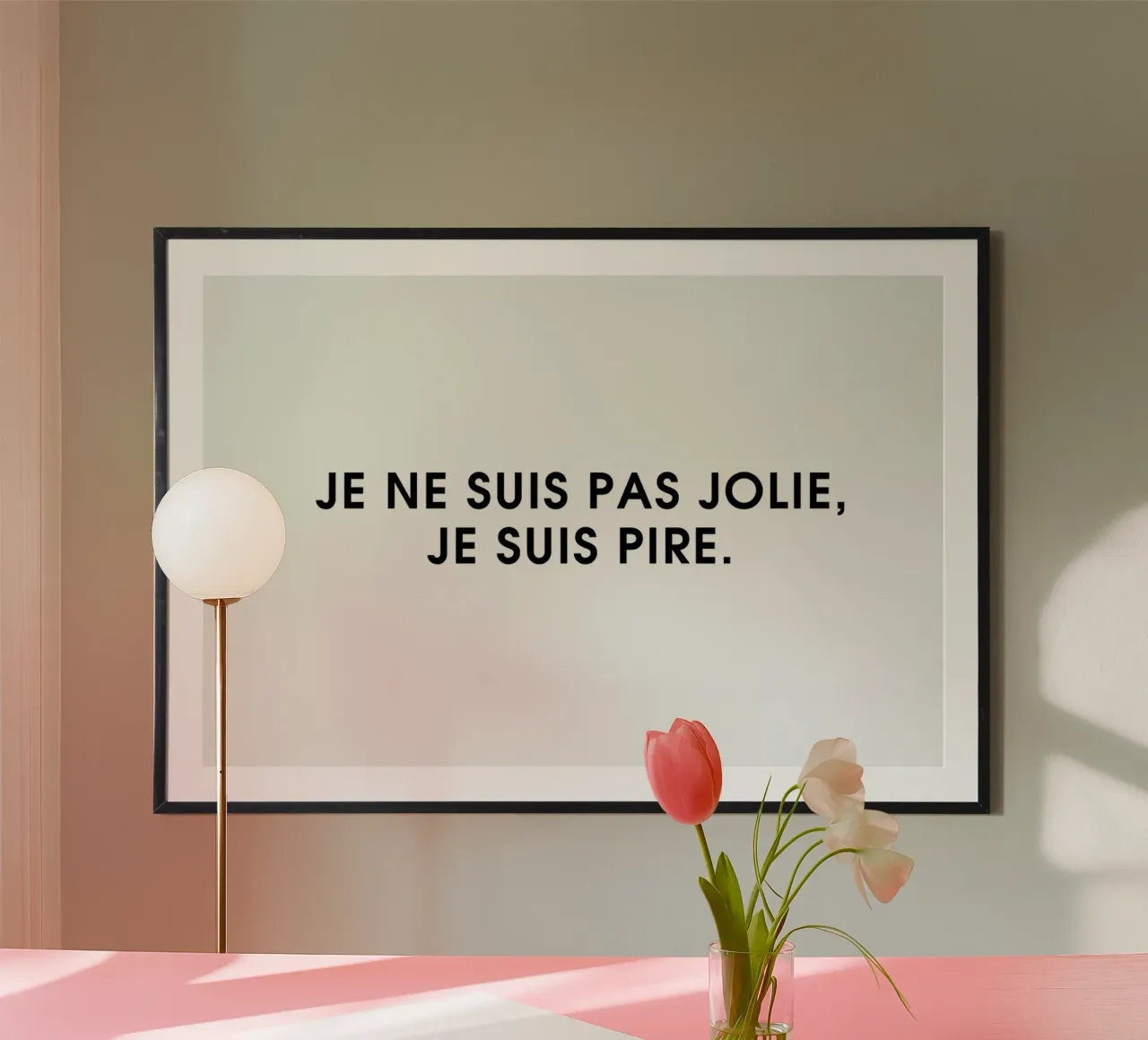 Je ne suis pas jolie, je suis pire - White poster con telaio in plastica da Intertitres