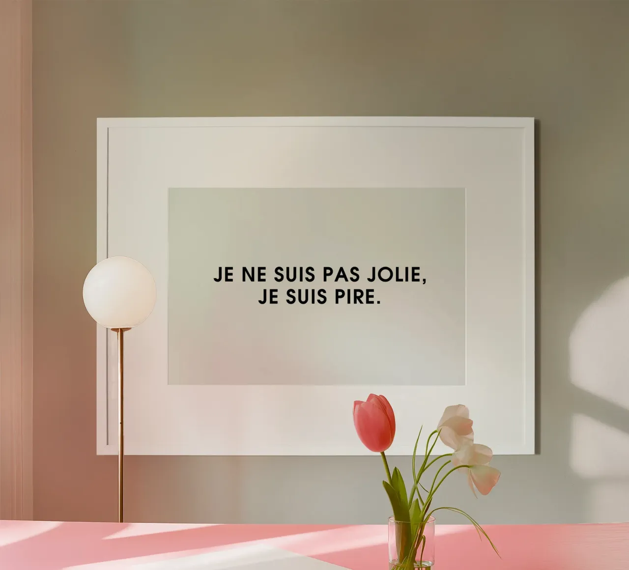 Je ne suis pas jolie, je suis pire - White poster con telaio in plastica da Intertitres