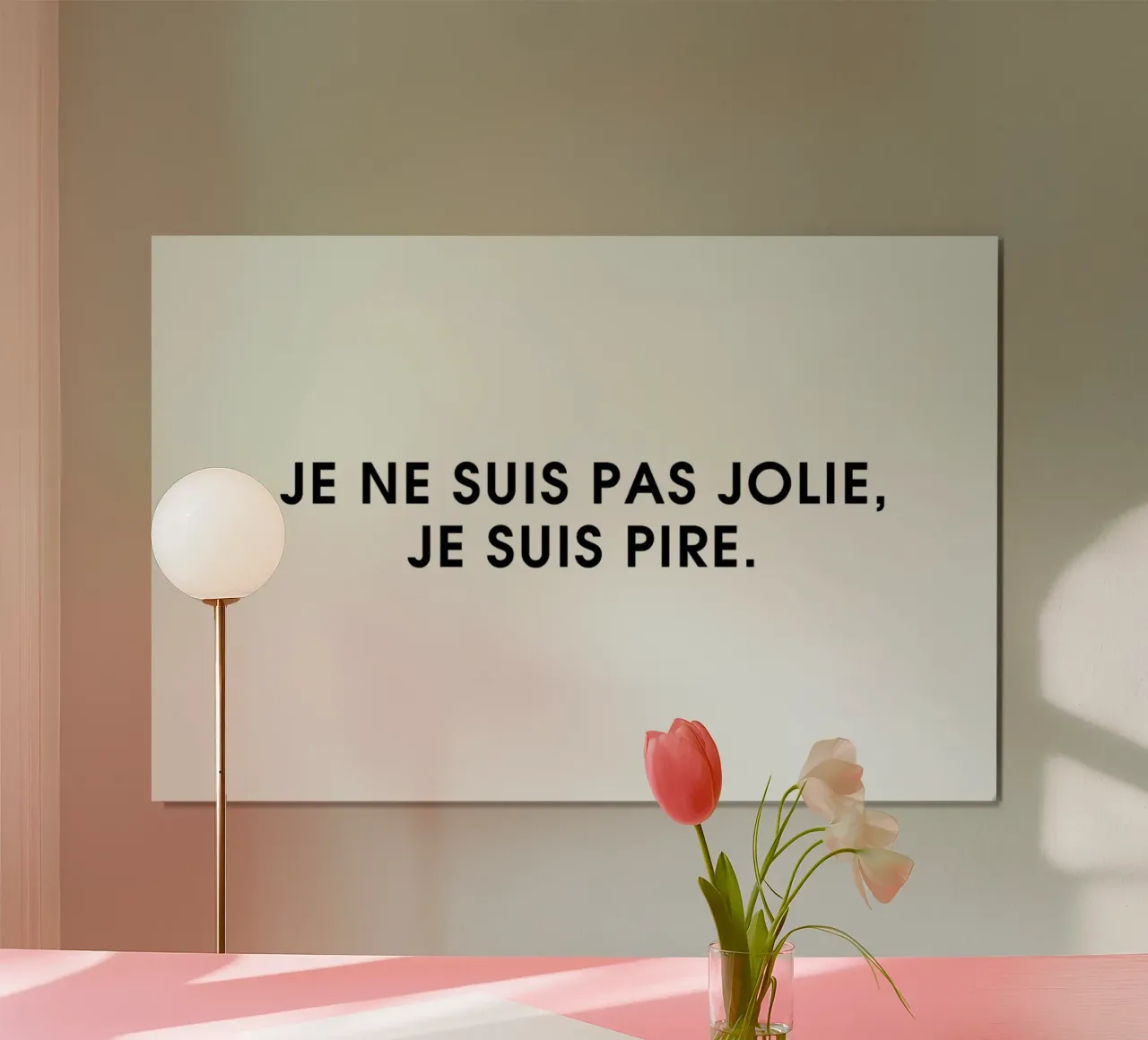Je ne suis pas jolie, je suis pire - White poster con telaio in plastica da Intertitres