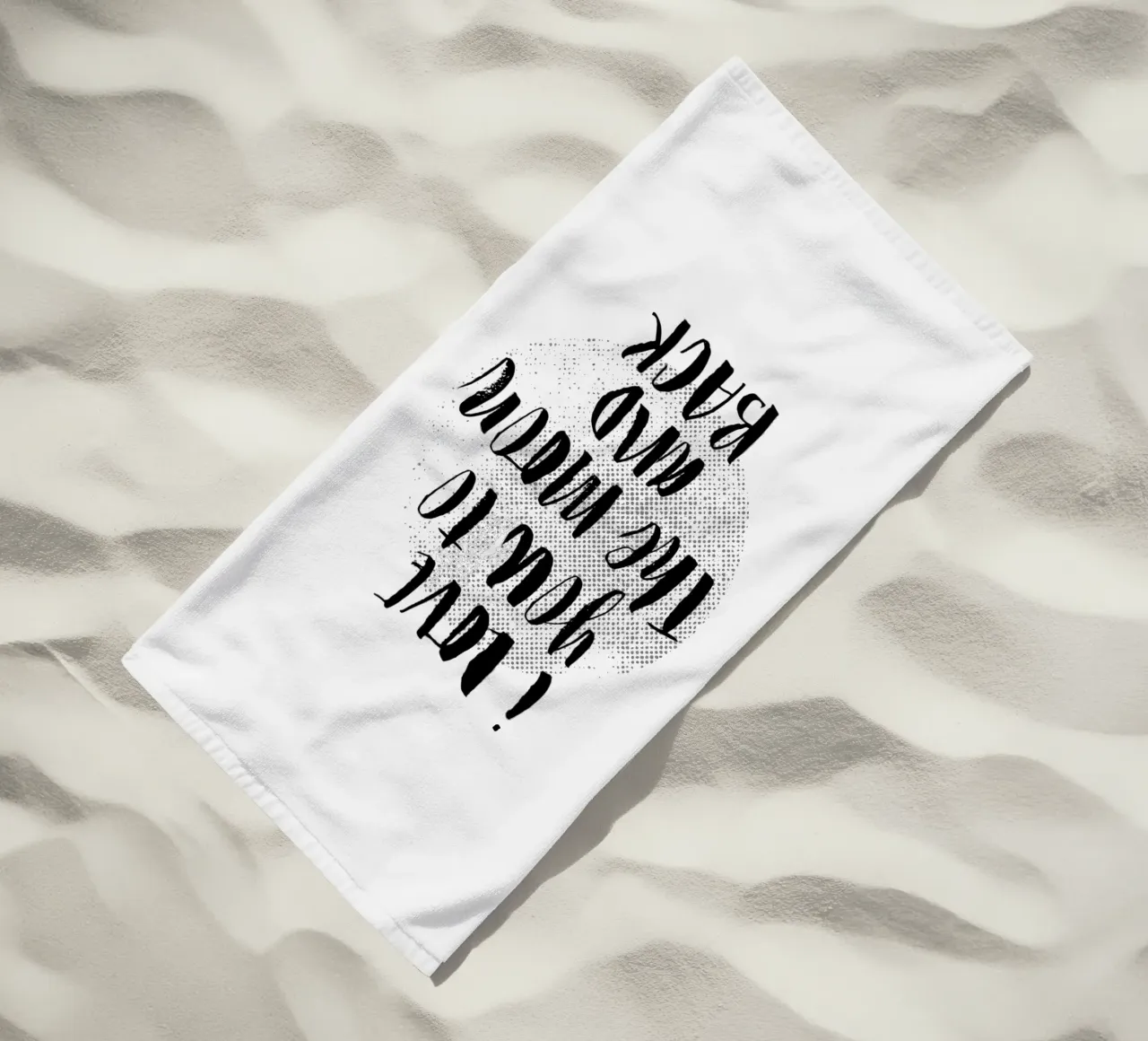 I Love You To The Moon And Back - Design tipografico in nero telo mare da THE MOTIVATED TYPE