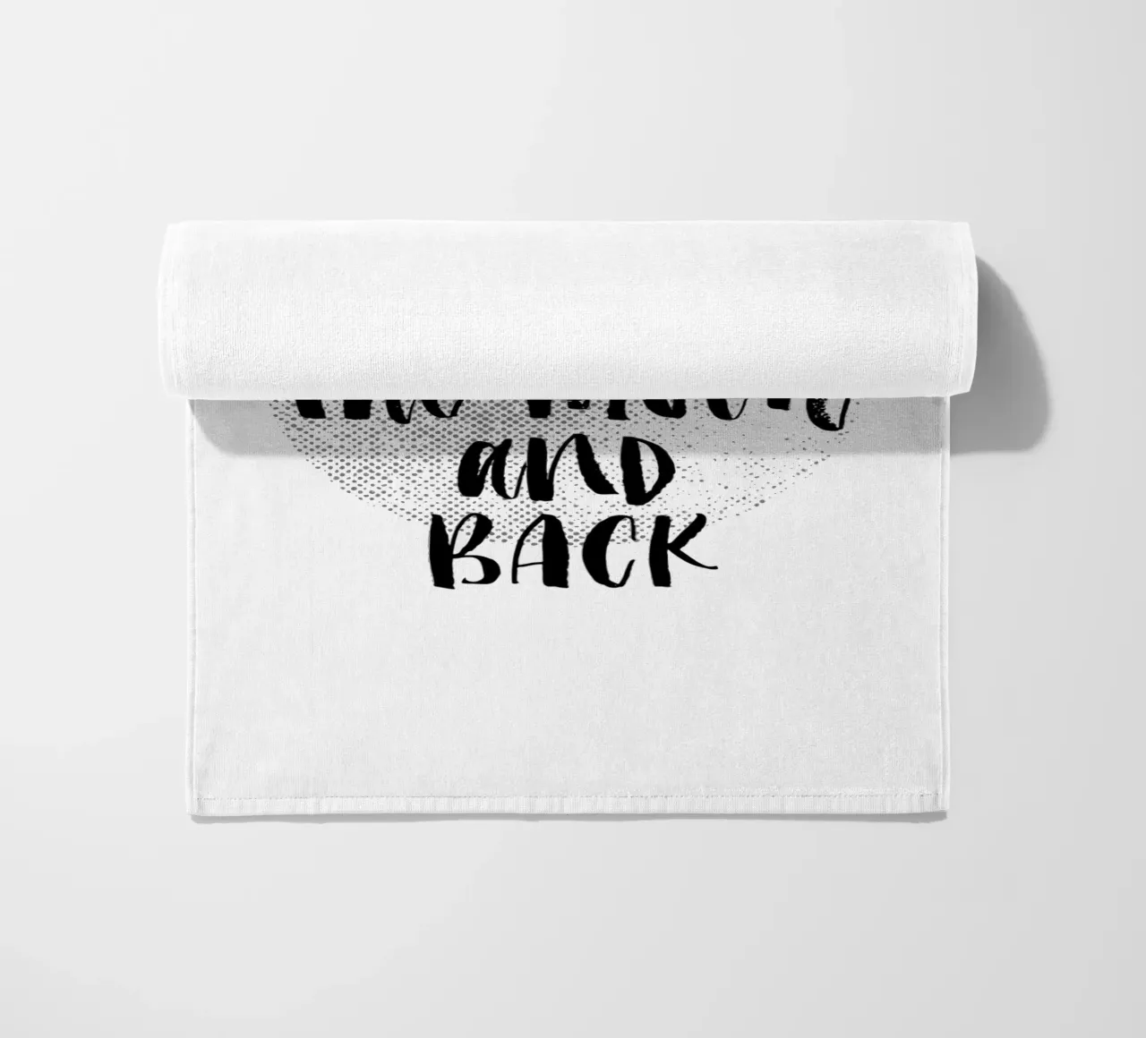 I Love You To The Moon And Back - Design tipografico in nero telo mare da THE MOTIVATED TYPE