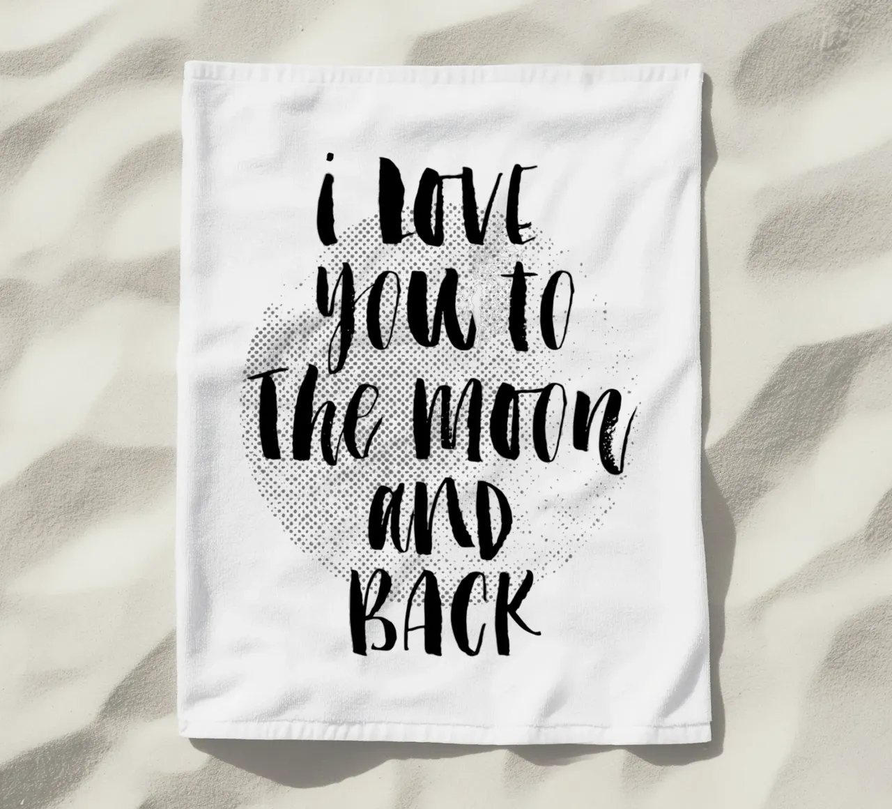 I Love You To The Moon And Back - Design tipografico in nero telo mare da THE MOTIVATED TYPE