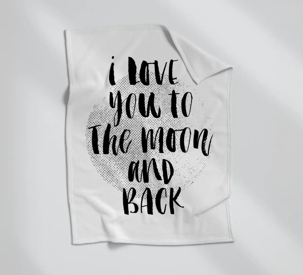 I Love You To The Moon And Back - Design tipografico in nero coperta in pile da THE MOTIVATED TYPE