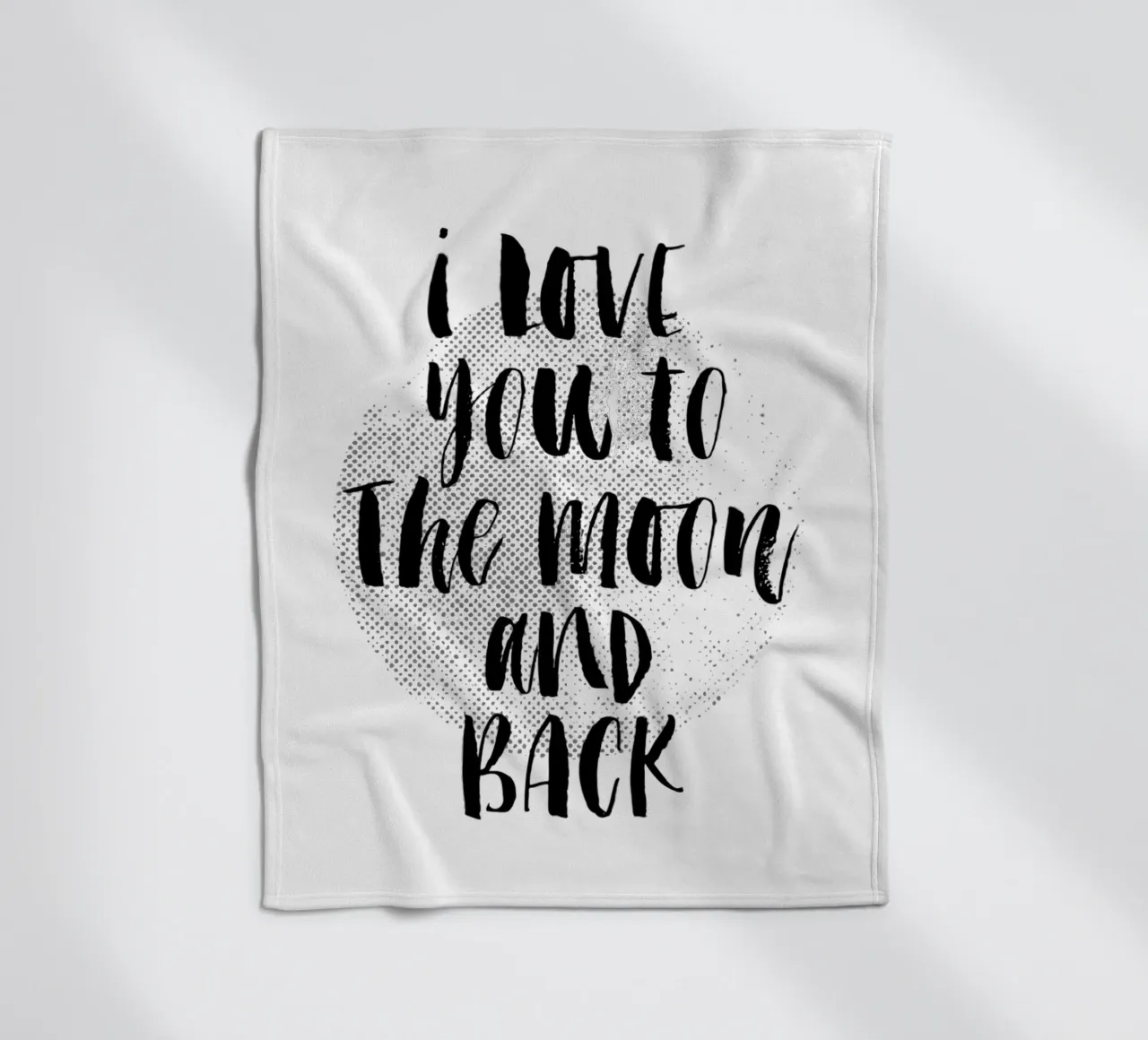 I Love You To The Moon And Back - Design tipografico in nero coperta in pile da THE MOTIVATED TYPE