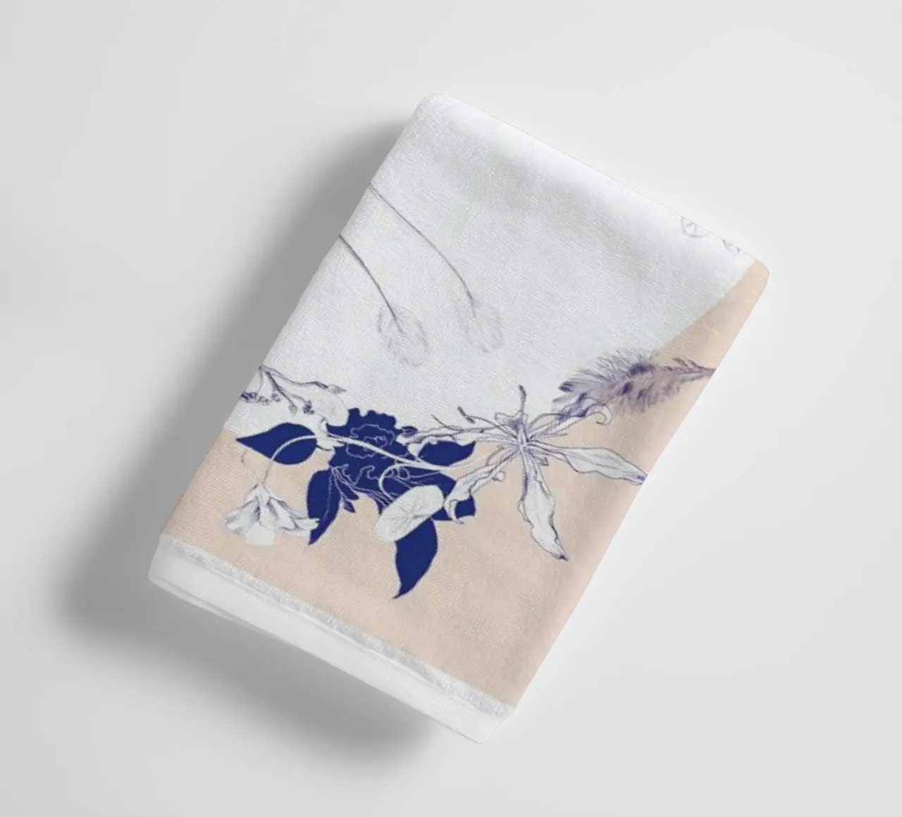 Magpie Bird Pink asciugamano da bagno da La Scarlatte