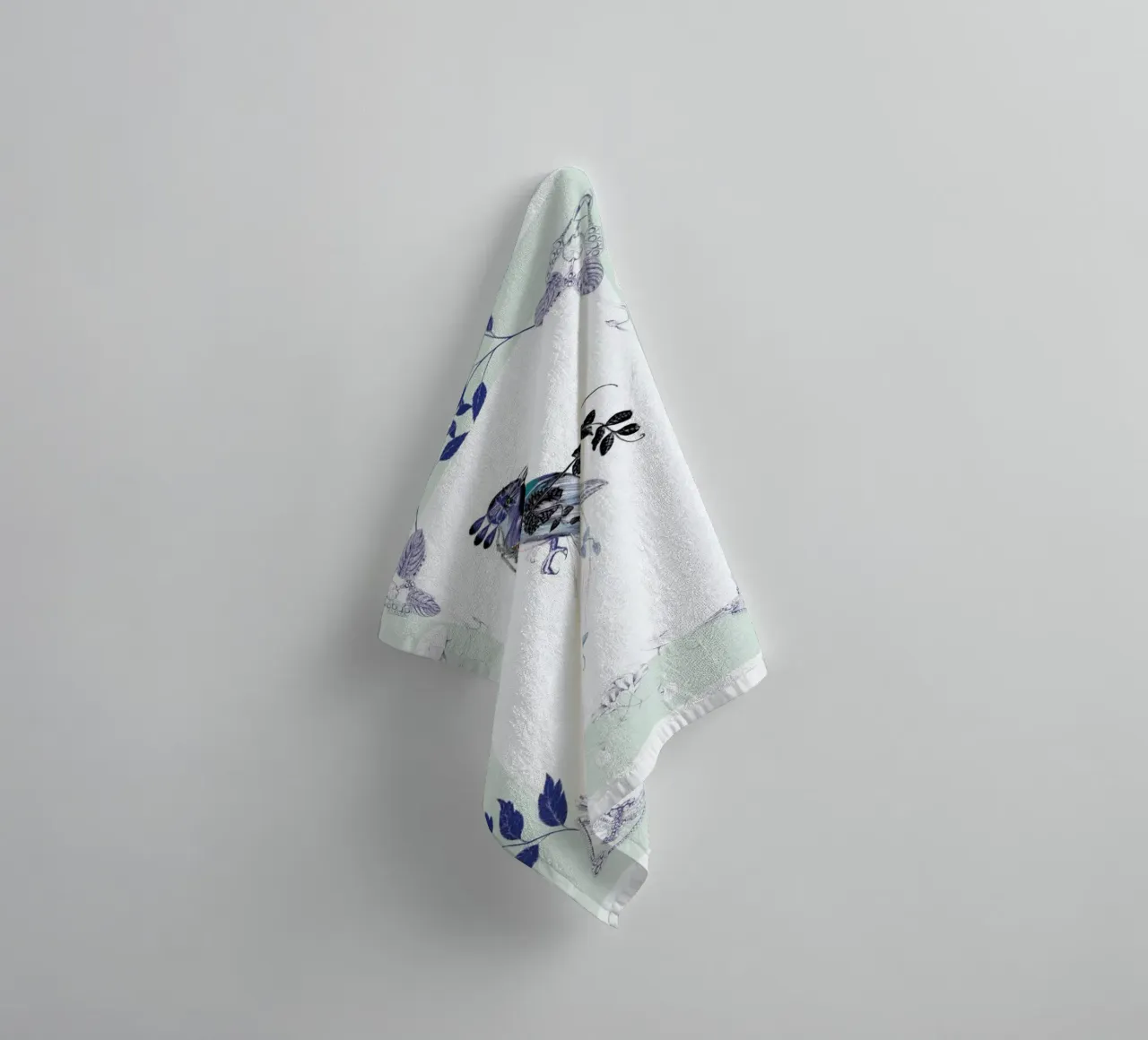 Magpie Bird Mint asciugamano da bagno da La Scarlatte