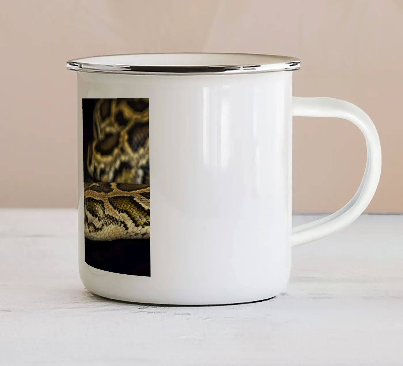 Pitone Immagine di testa tazza in smalto da Curious Collections by Marielle Leenders