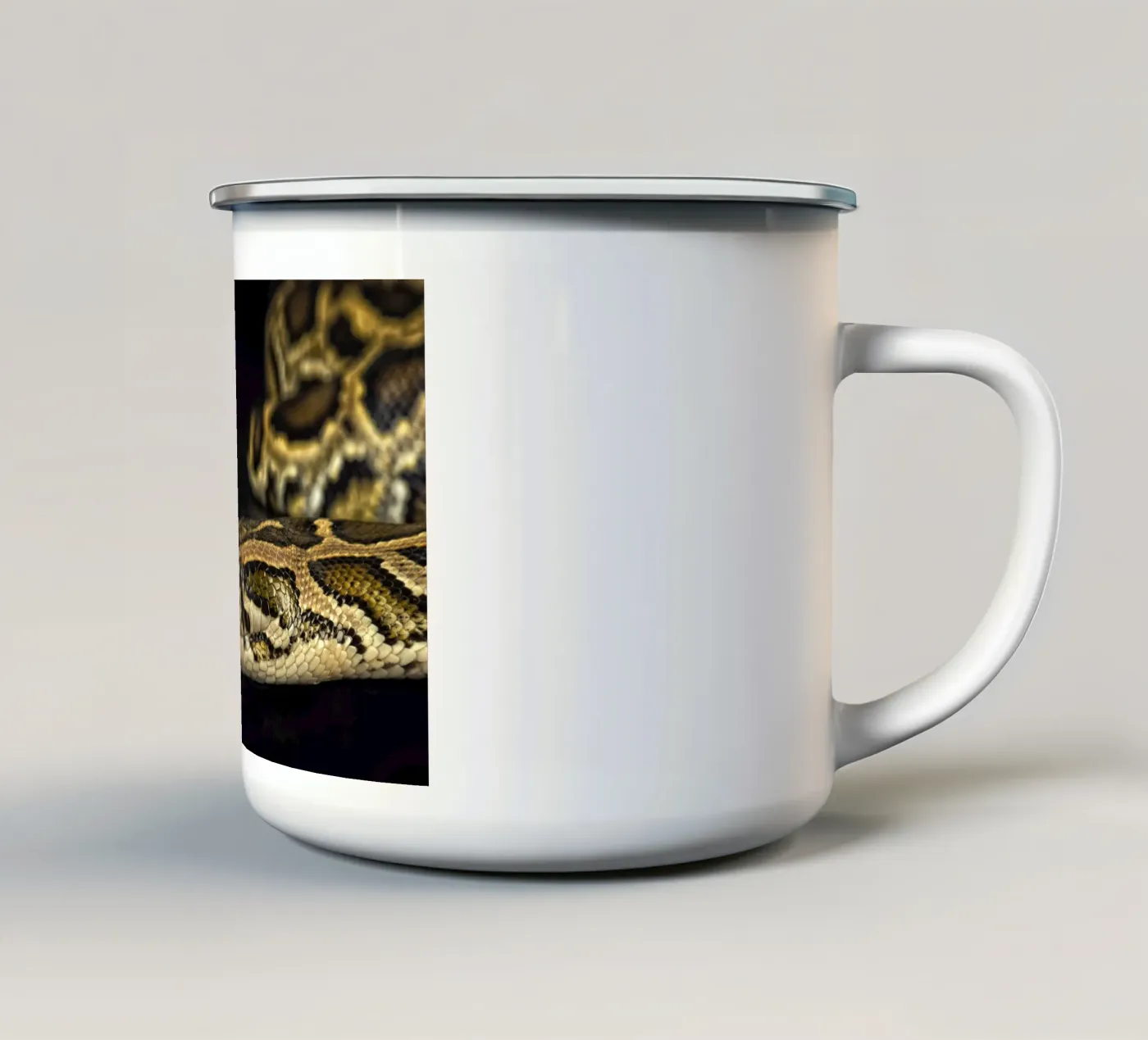 Pitone Immagine di testa tazza in smalto da Curious Collections by Marielle Leenders