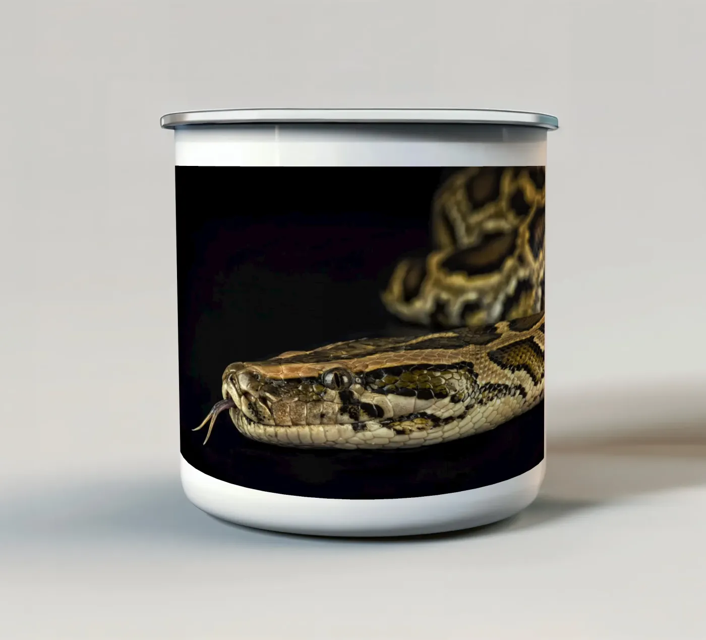 Pitone Immagine di testa tazza in smalto da Curious Collections by Marielle Leenders