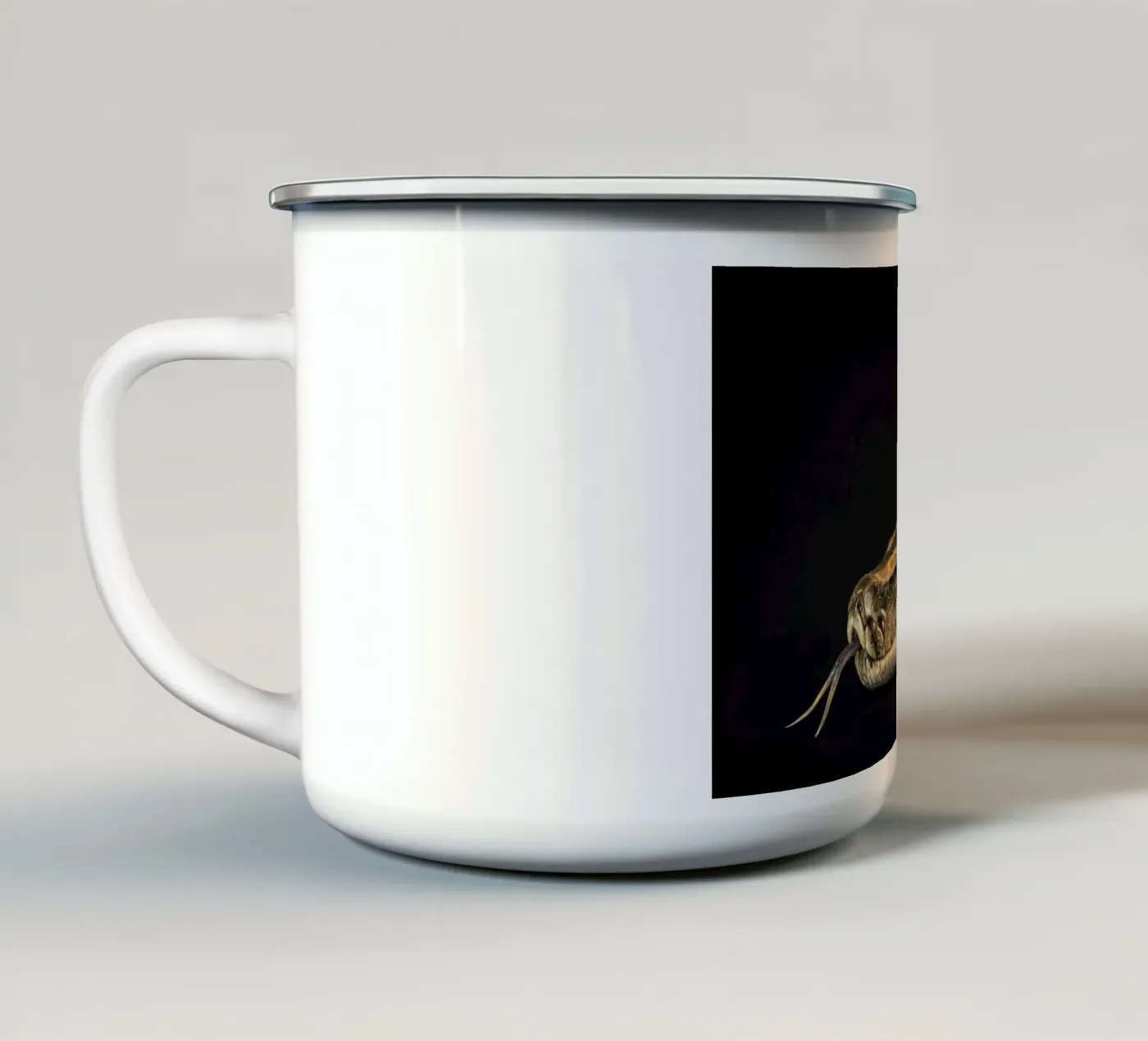 Pitone Immagine di testa tazza in smalto da Curious Collections by Marielle Leenders