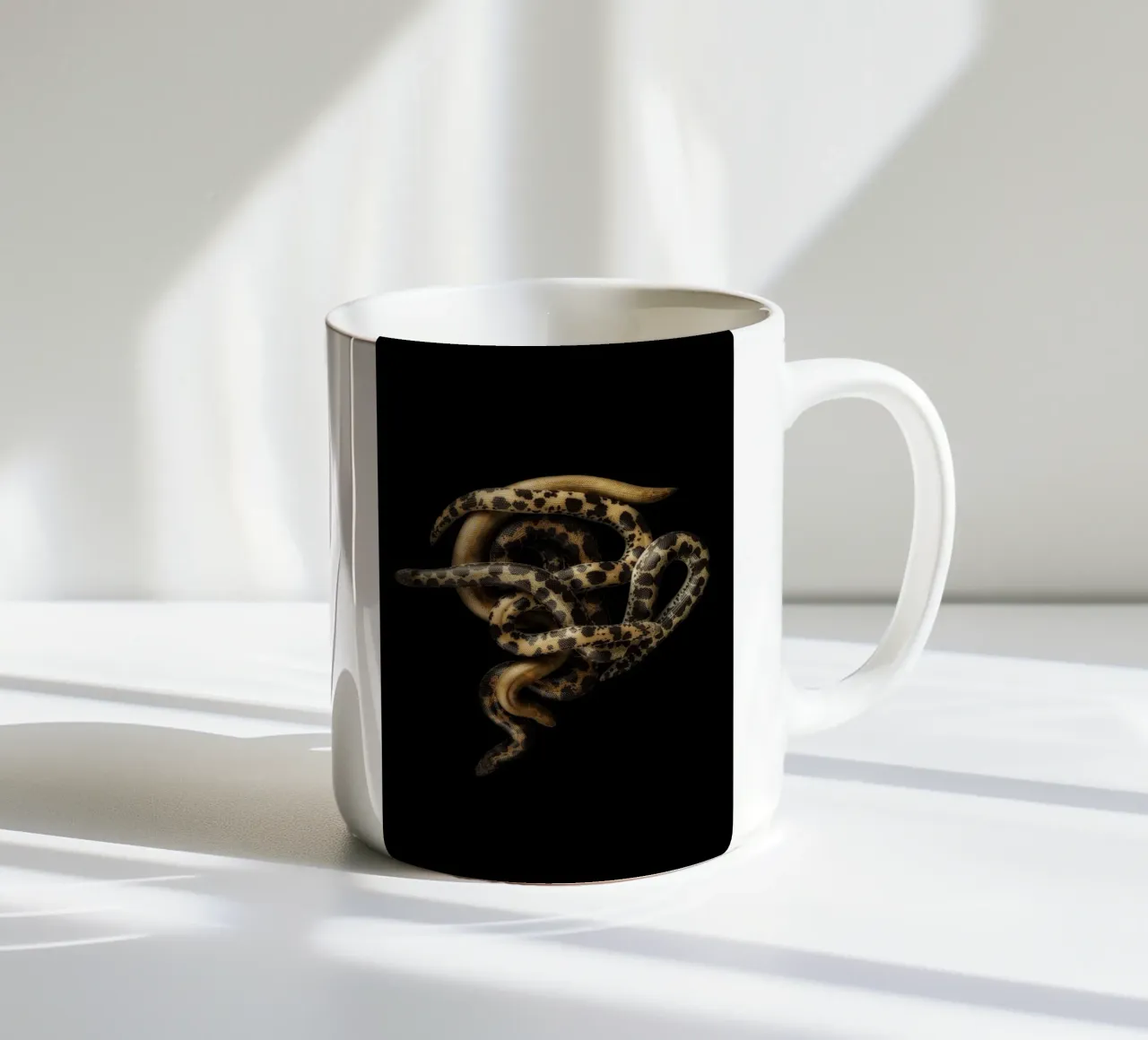Serpenti striscianti tazza in ceramica da Curious Collections by Marielle Leenders