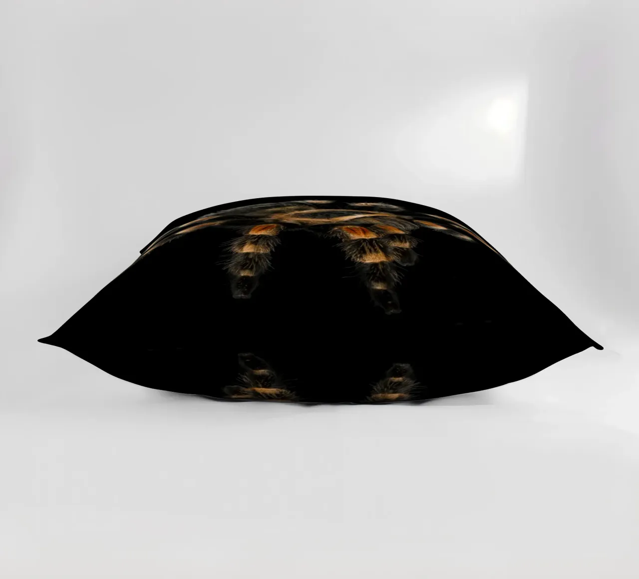Tarantola cuscino da Curious Collections by Marielle Leenders