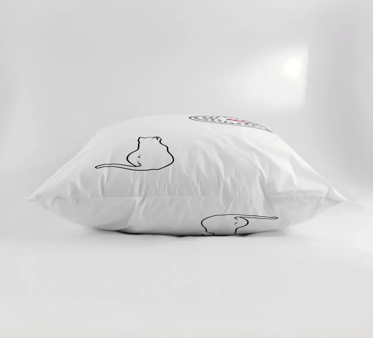 Meal Time: A Cat's Routine cuscino da edsonramosart