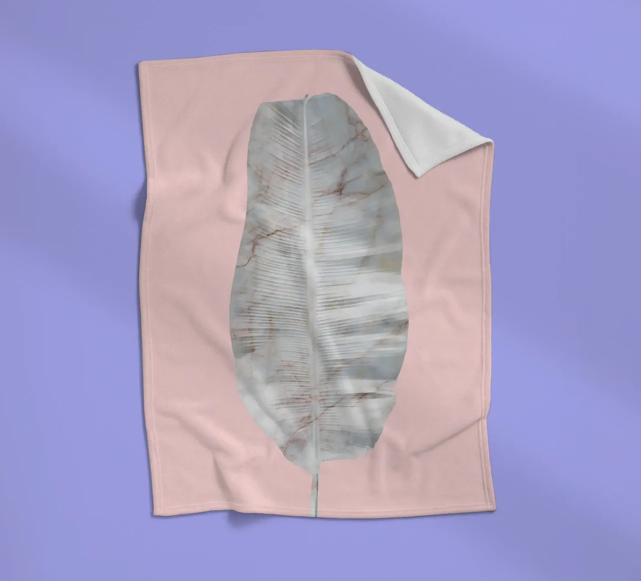 Foglia di marmo di banana su parete rosa coperta in pile da amini54