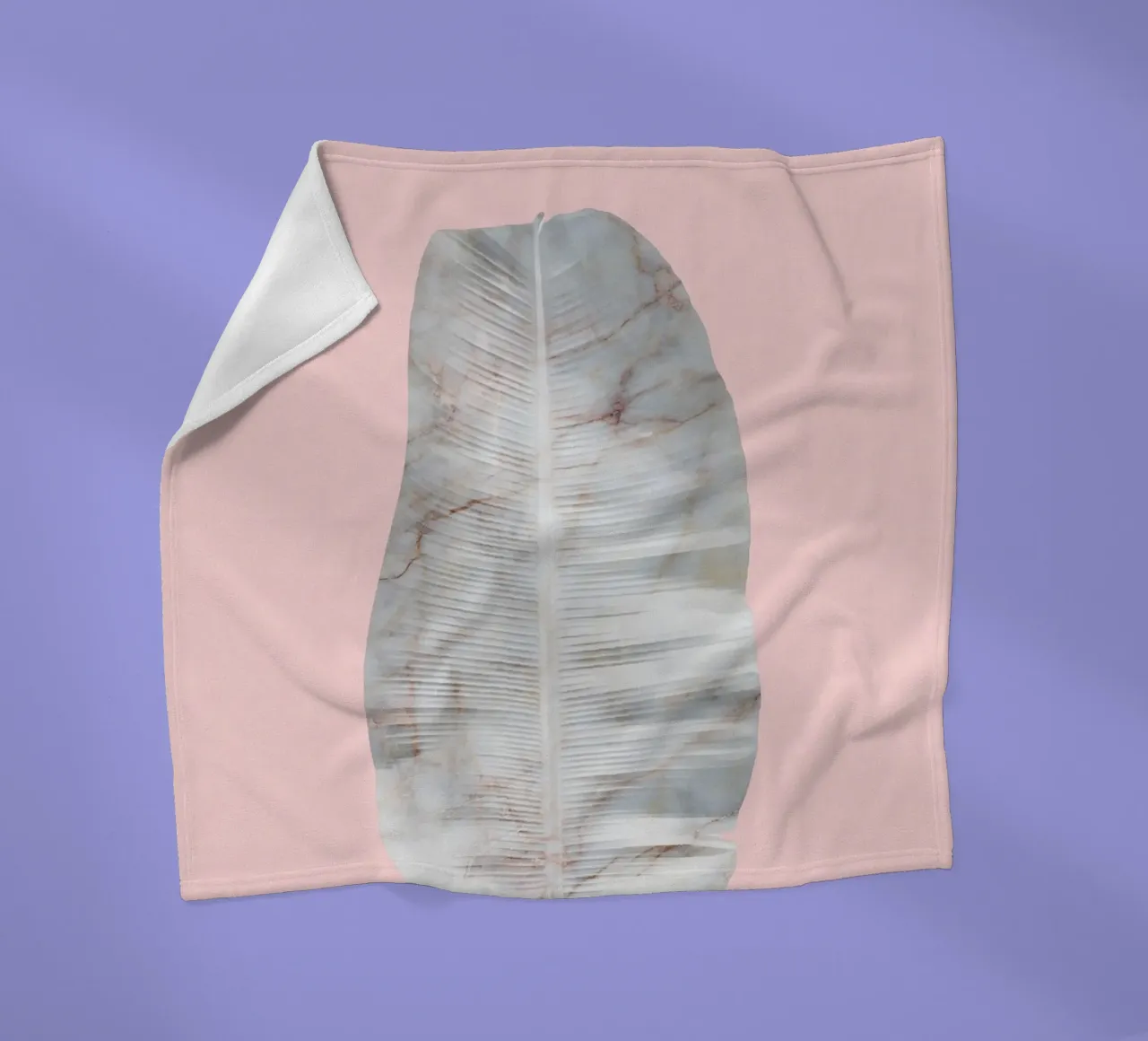Foglia di marmo di banana su parete rosa coperta in pile da amini54