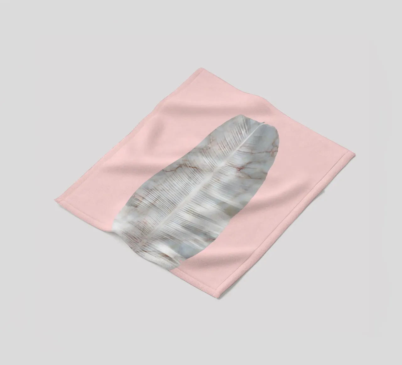 Foglia di marmo di banana su parete rosa coperta in pile da amini54