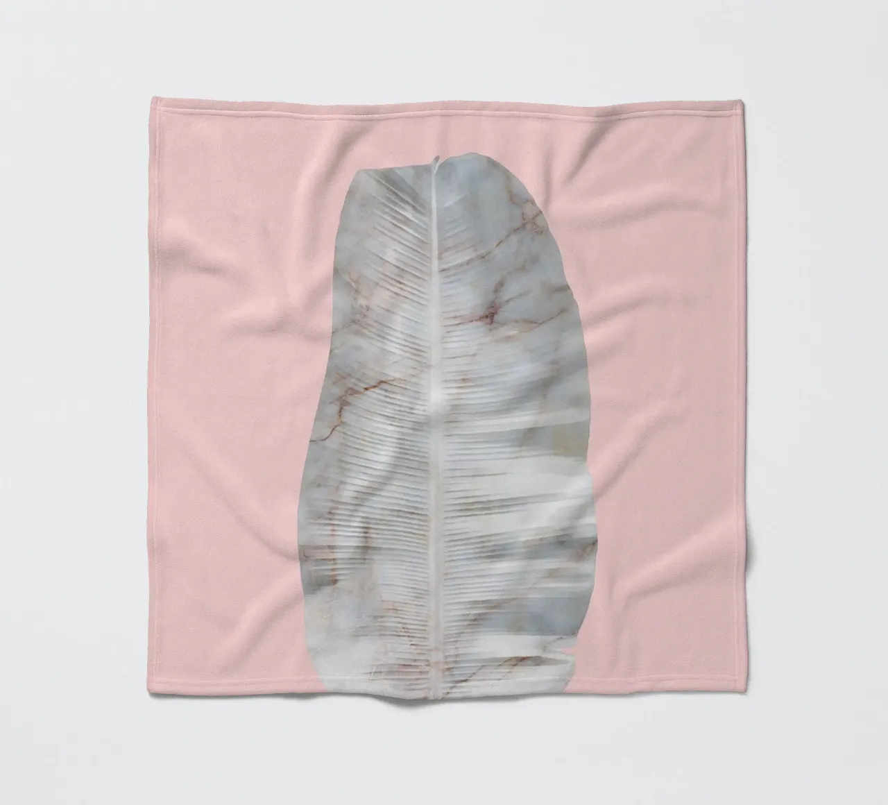 Foglia di marmo di banana su parete rosa coperta in pile da amini54