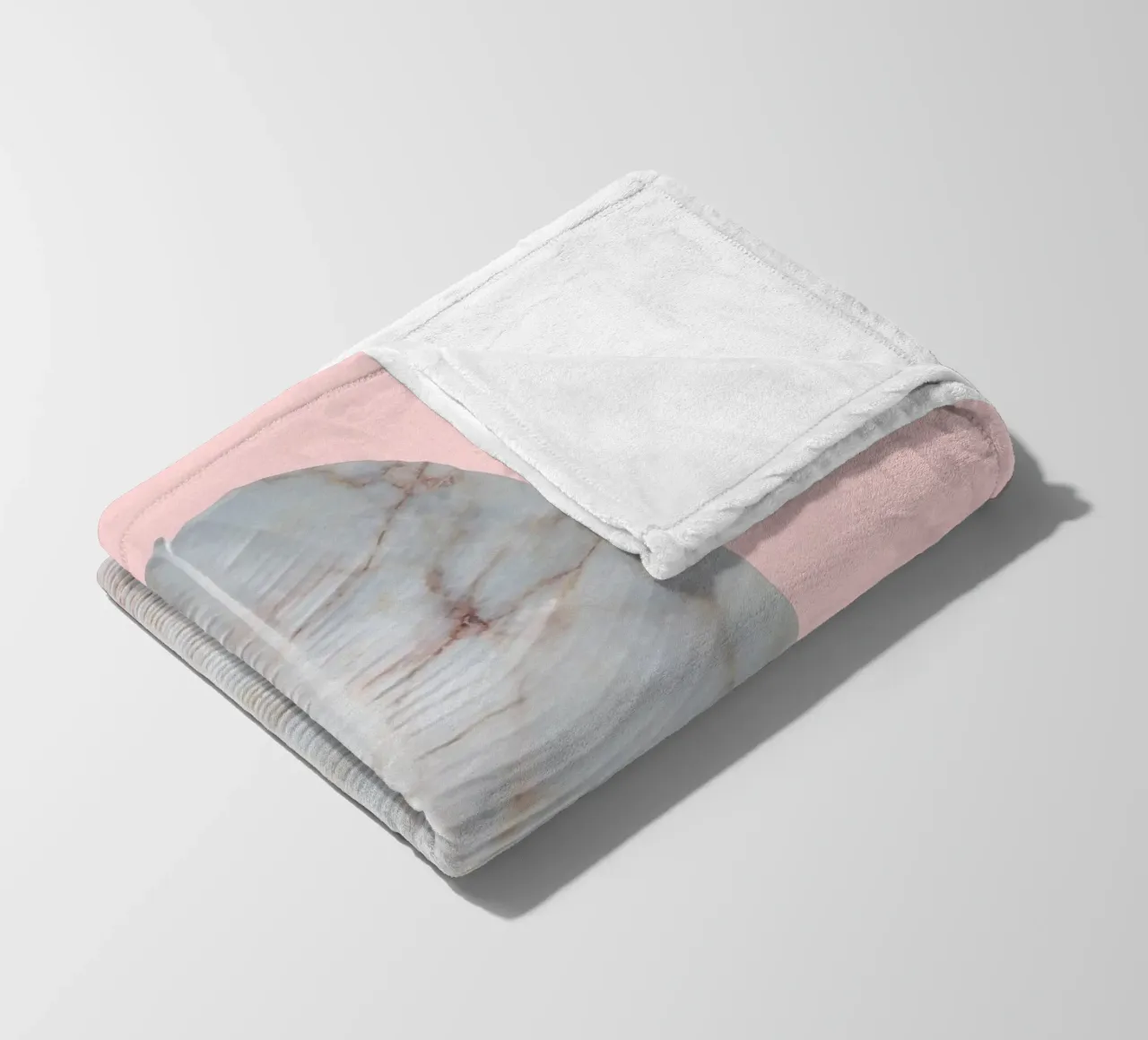 Foglia di marmo di banana su parete rosa coperta in pile da amini54