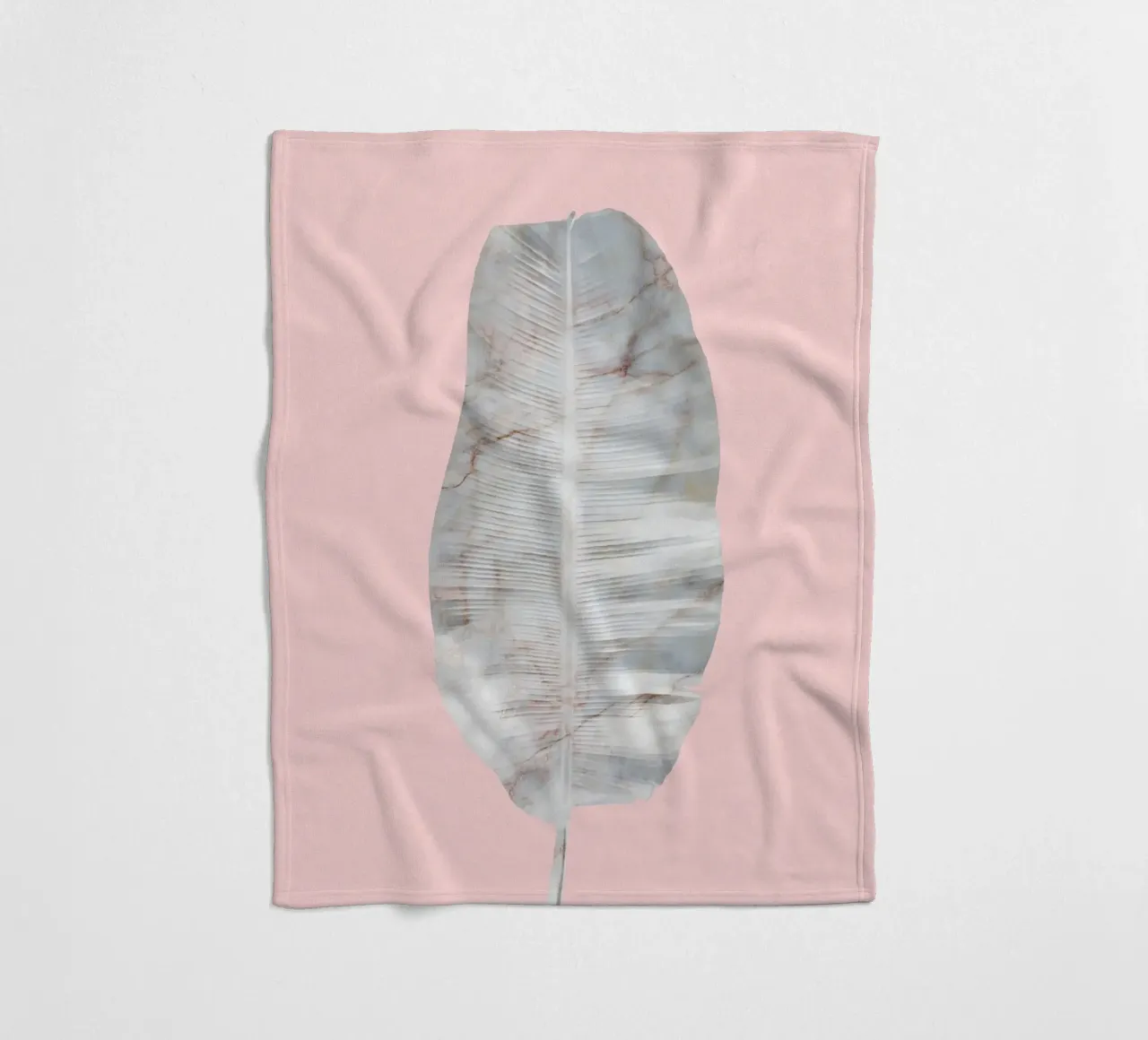 Foglia di marmo di banana su parete rosa coperta in pile da amini54