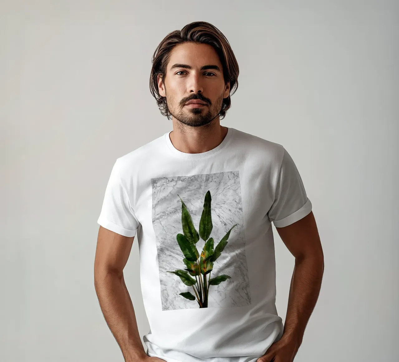 Pianta di Uccello del Paradiso su parete di marmo bianco t-shirt da amini54