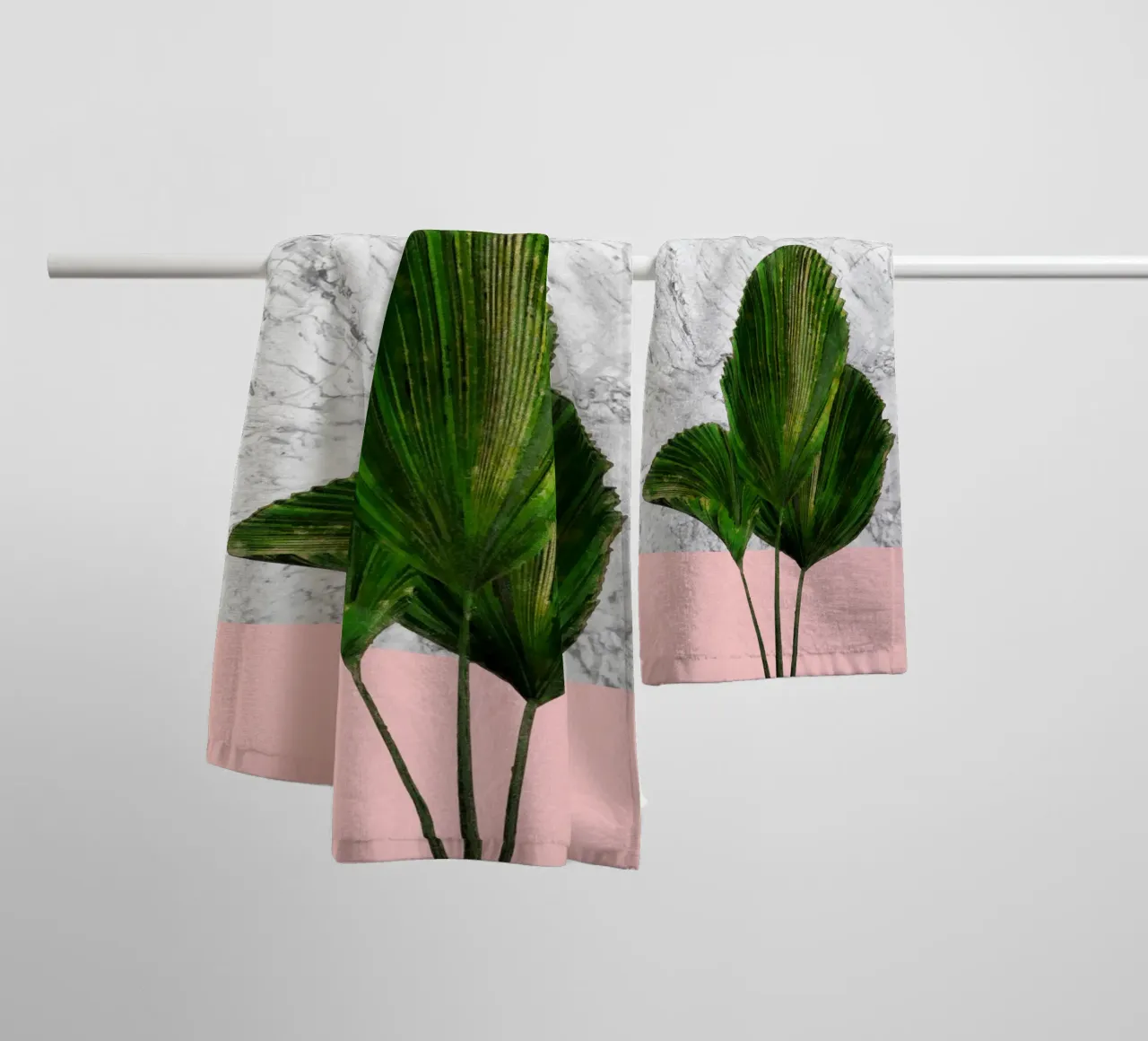 Pianta di palma su marmo bianco e parete rosa asciugamano da bagno da amini54