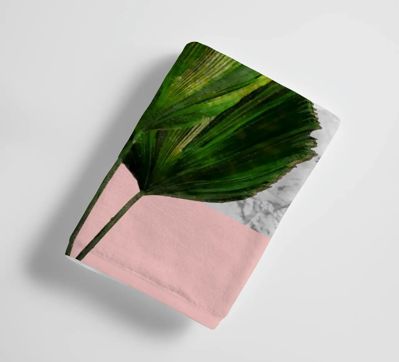 Pianta di palma su marmo bianco e parete rosa asciugamano da bagno da amini54