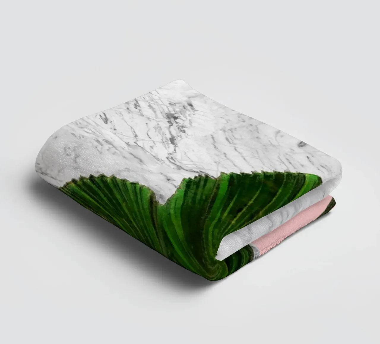 Pianta di palma su marmo bianco e parete rosa asciugamano da bagno da amini54