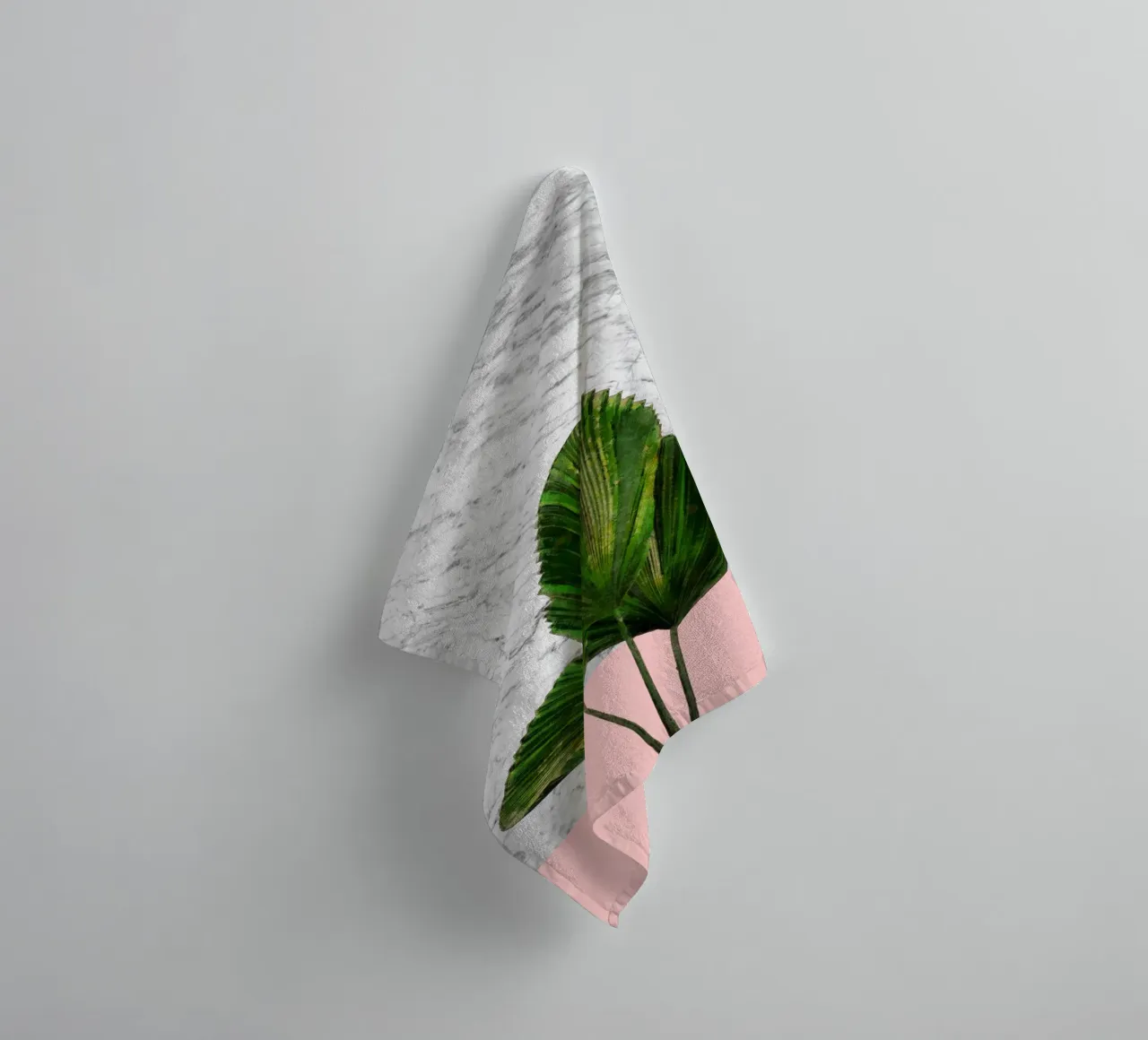 Pianta di palma su marmo bianco e parete rosa asciugamano da bagno da amini54
