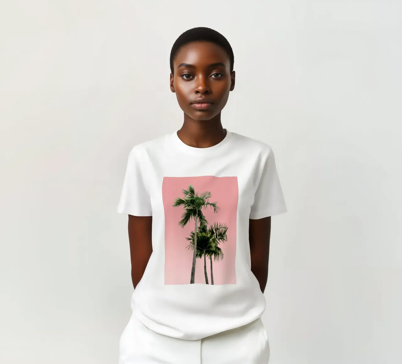 Una palma contro un cielo rosa t-shirt da amini54