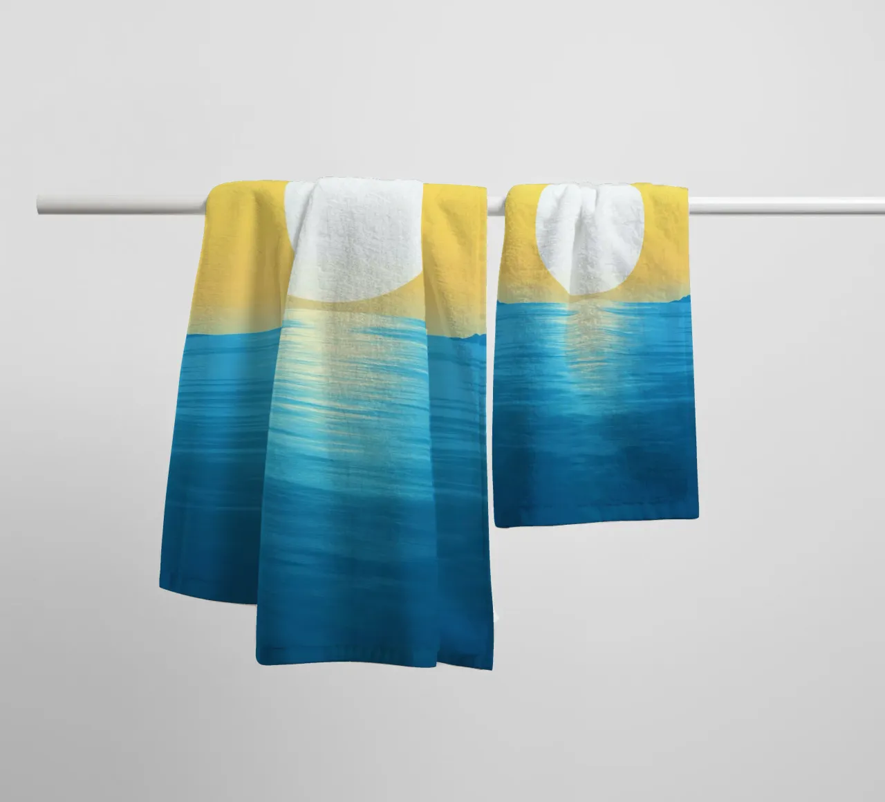 Sole bianco su mare turchese asciugamano da bagno da Affiches Soleil & Déco Lumineuse – Sunny