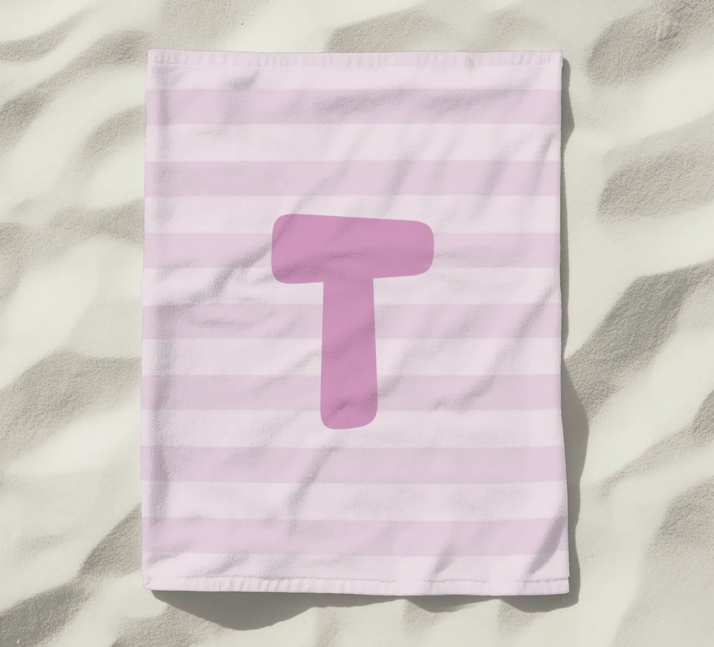 Initials pink strandhanddoek van we line studio - design